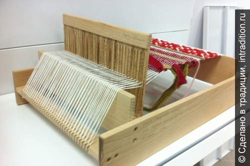Деревянный напольный ручной ткацкий станок для половиков.